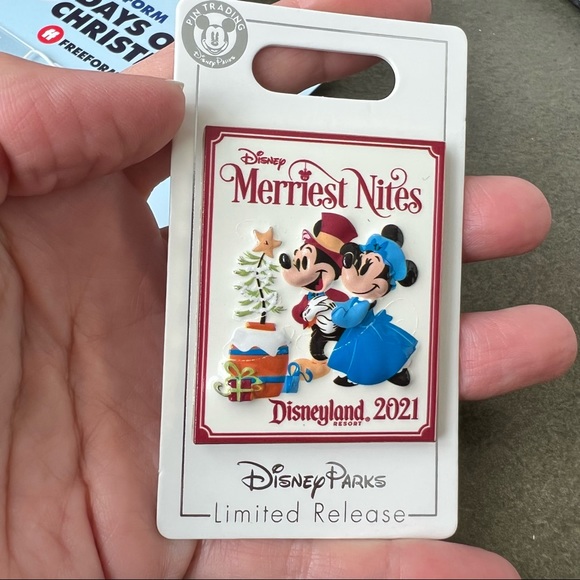 2021 DISNEYLAND DISNEY MERRIEST NIGHTS SOUVENIR PIN PLUS EXTRAS - Picture 2 of 8